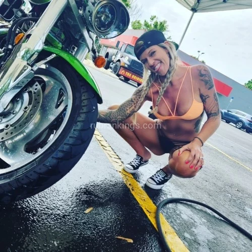 (352)801-1501 is Caucasianand offers nuru massages, asian massage, bodyrubs in Orlando and available for incall on rubrankings For erotic fun massages only...text for an appointment or check my social media 