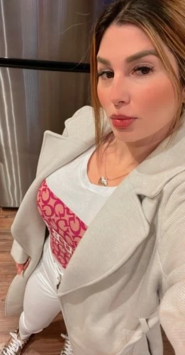 Luisa lets have fun...come inside 