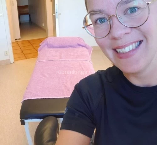 Cleveland BodyRubs Offered By (765)228-9897 | Bodyrubs (765)228-9897 is Caucasianand offers nuru massages, asian massage, bodyrubs in Cleveland and available for both on rubrankings I offer full body traditional and Tantric massage.   VISIT ME IN MY APARTMENT    ALLOW ME TO GET THE KNOTS OUT AND FINALLY RELAX.    I PROVIDE AN ALTERNATIVE TO ASIAN SPAS, BODY RUBS OR TRADITIONAL MASSAGE CHAINS. I DO MASSAGE AND DO A BODY RUB. I AM LICENSED AND CERTIFIED.   YOU WILL LEAVE STRESS FREE!!!!!!!
MASSAGE RATES 60 MIN $200.00 90 MIN $250.00 
120 MIN $300.00
NOTICE-: I DON’T ACCEPT CAHS AS PAYMENT.
TEXT FOR YOUR BOOKING IMMEDIATELY BECAUSE I HAVE TO SCHEDULE YOUR TIME OF APPOINTMENT ACCORDINGLY  MY MANTRIC MASSAGE COMBINES 30 MINUTES OF TRADITIONAL MASSAGE AND 30 MINUTES OF TANTRIC MASSAGE. ENJOY THE BEST!!!! DON'T SETLLE ON A BODY RUB DEEP TISSUE MASSAGE SWEDISH MASSAGE SPORTS MASSAGE HOT STONES NURU MASSAGE  FULL BODY TANTRIC MASSAGE  
TEXT FOR BOOKING +17652289897
WhatsApp +17652289897
In my typical massage therapy session, you undress or wear loose-fitting clothing. Undress only to the point that you're comfortable. You generally lay on my table and cover yourself with a sheet. I will leave the room when you undress before the massage and when you dress after it. You can also have a massage while sitting on my full chair, fully clothed. I will perform an evaluation through touch to locate painful or tense areas and to determine how much pressure to apply.
MASSAGE BENEFITS: Reducing stress and increasing relaxation Reducing pain and muscle soreness and tension Improving circulation, energy and alertness Lowering heart rate and blood pressure Improving immune function.
Thanks, hope to see you for some real FUN 🤩