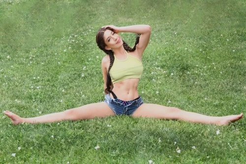 COLLEGE CUTIE ___ New to this.....